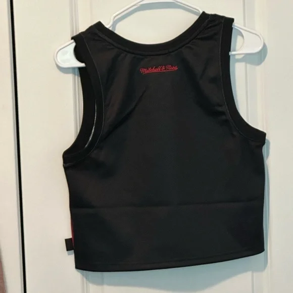 Mitchell & Ness NBA Women's Big Face 4.0 Crop Tank - Atlanta Hawks - Picture 2 of 4